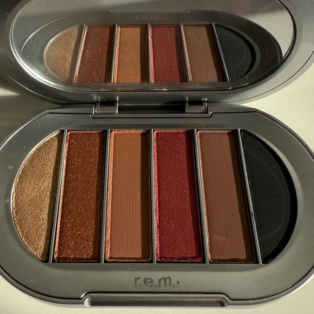R.E.M. Beauty Midnight Shadows Eyeshadow Palette Principessa